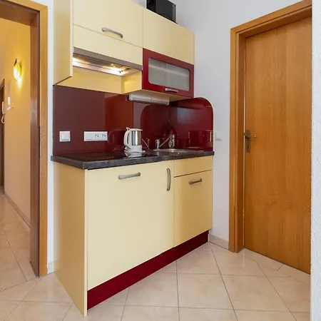 With Parking Space Klenovica, Novi Vinodolski - 20556 アパート クレノヴィツァ